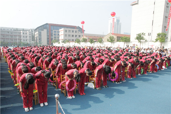 行鞠躬礼，答谢师恩