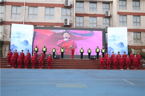 学生代表高艺涵宣读交通安全承诺书